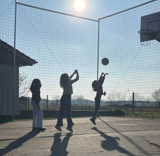 Jugendliche spielen Basketball in Sandkrug 2