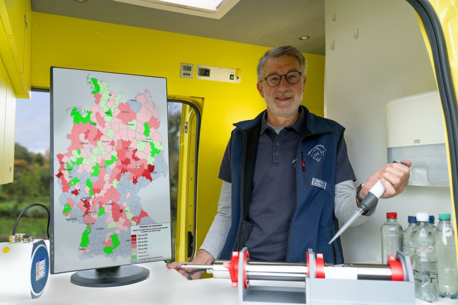 Heinz Theo van Wickeren untersucht eine Brunnenwasserprobe Fotograf Ruben wiltsch