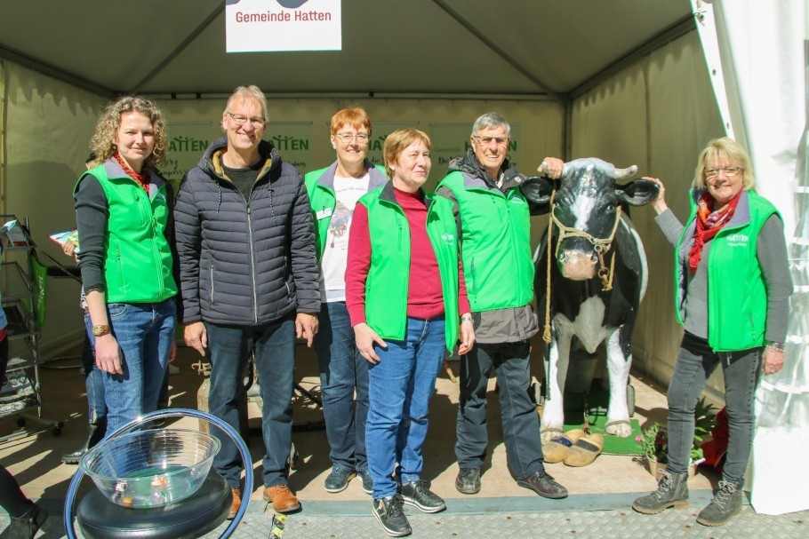 Vor dem Stand der Gemeinde Hatten
