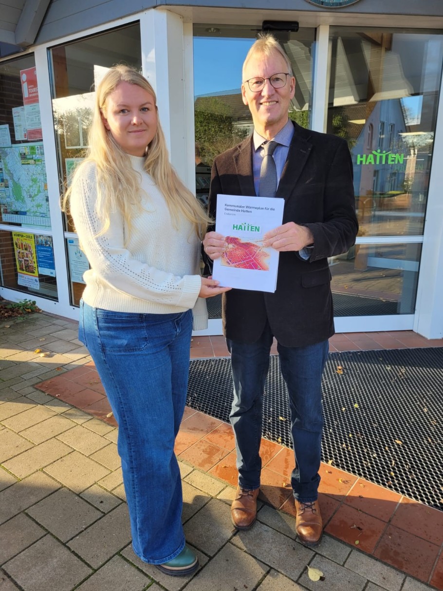 Bürgermeister Guido Heinisch und Nachhaltigkeitsmanagerin Lisa Kersting präsentieren den Kommunalen Wärmeplan für Hatten