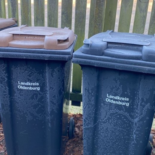 Mülltonnnen mit Aufschrift Landkreis Oldenburg
