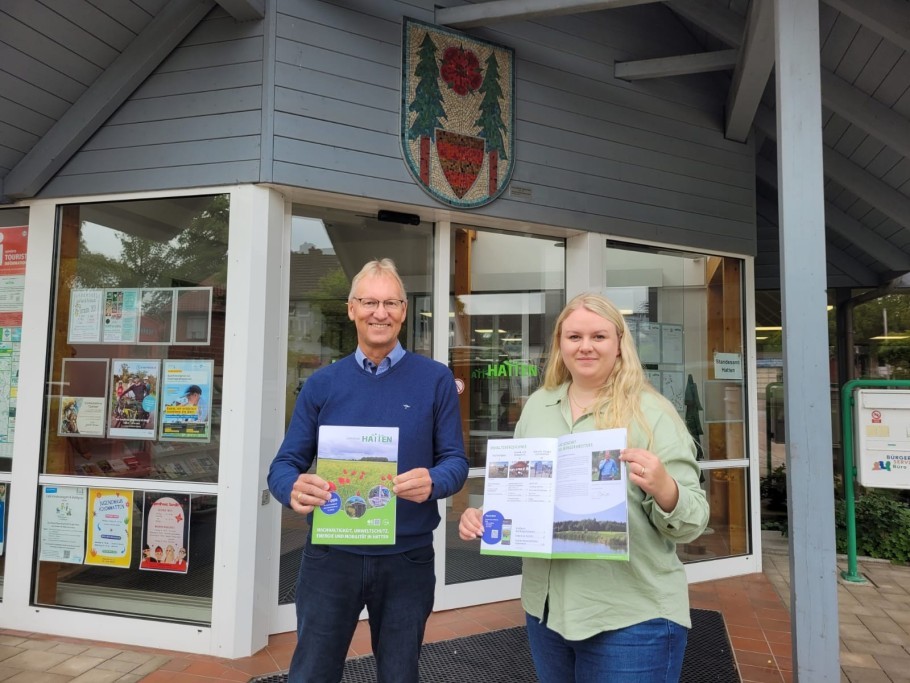 Bürgermeister Guido Heinisch präsentiert die erste Nachhaltigkeitsbroschüre