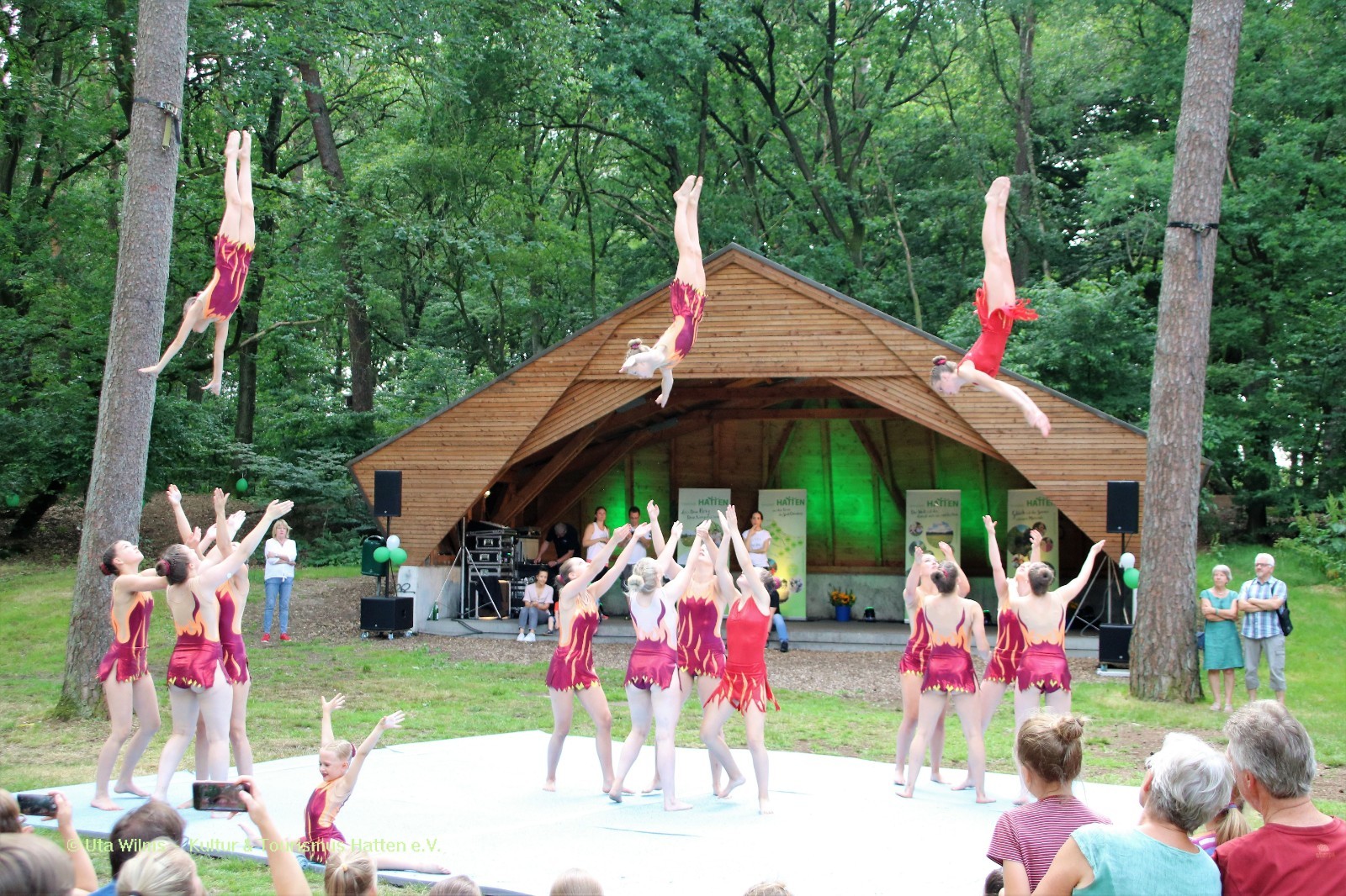 Auftritt der Green Spirits vor der Waldb&uuml;hne
