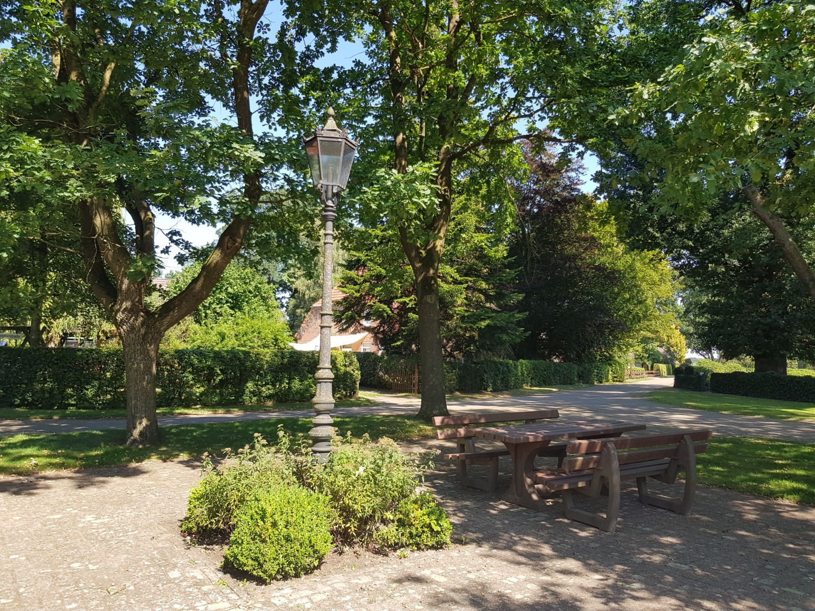 Sandhatten Dorfplatz mit Sitzbank