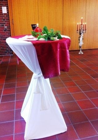 Eingangsbereich des Trausaals im Rathaus mit einem dekorierten Tisch