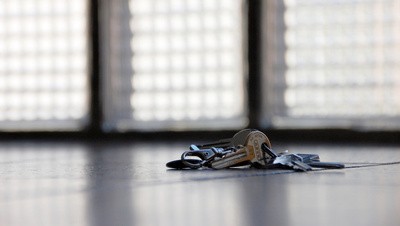 Schlüsselbund liegt auf dem Boden