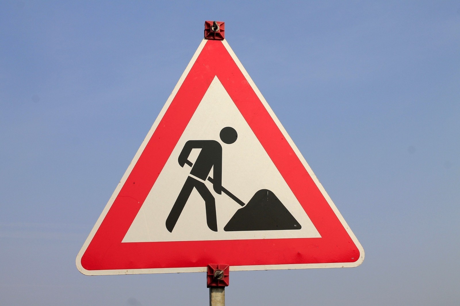 Verkehrsschild mit Baustellensymbol