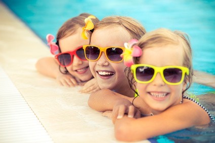 M&auml;dchen im Freibad mit Sonnenbrillen