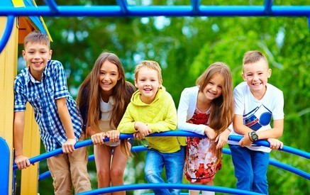 Lachende Kinder auf einem Spielplatz
