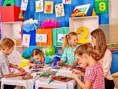 Kinder basteln im Kindergarten