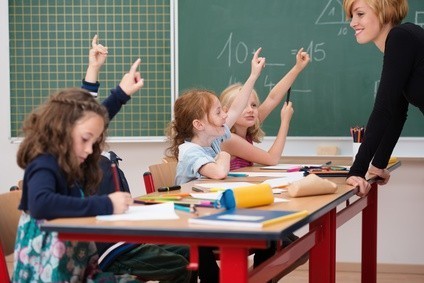 Lehrerin mit Grundschulkindern