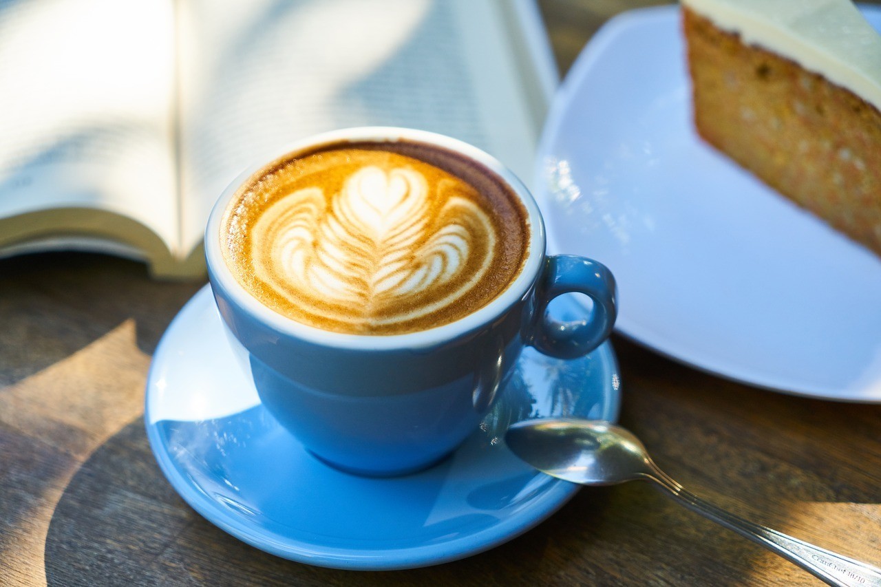 Kaffee mit Herz aus Milchsschaum