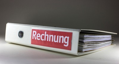 Ordner mit Aufschrift Rechnungen