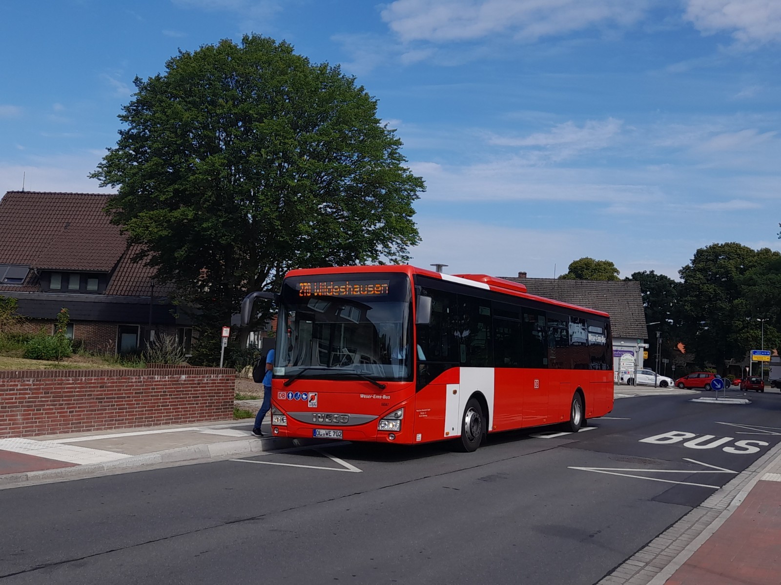 Roter Bus der VBN h&auml;lt vor dem Rathaus