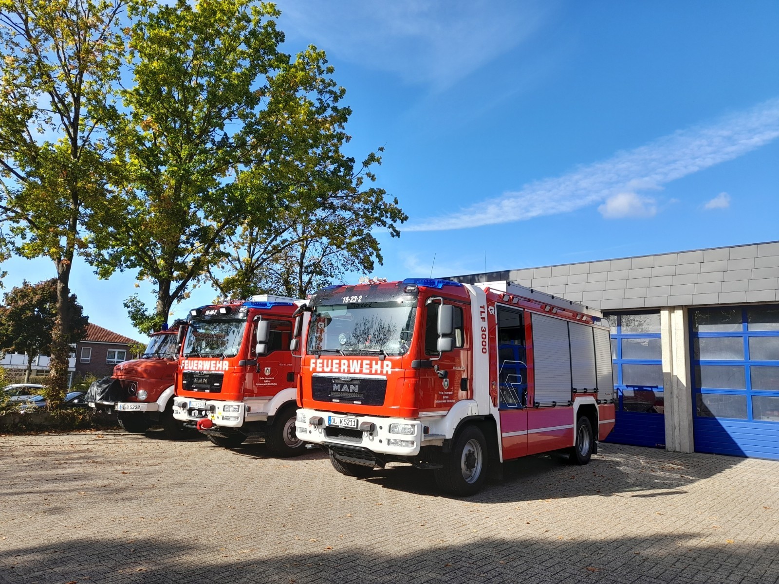 Feuerwehrwagen vor der Feuerwehr in Kirchhatten