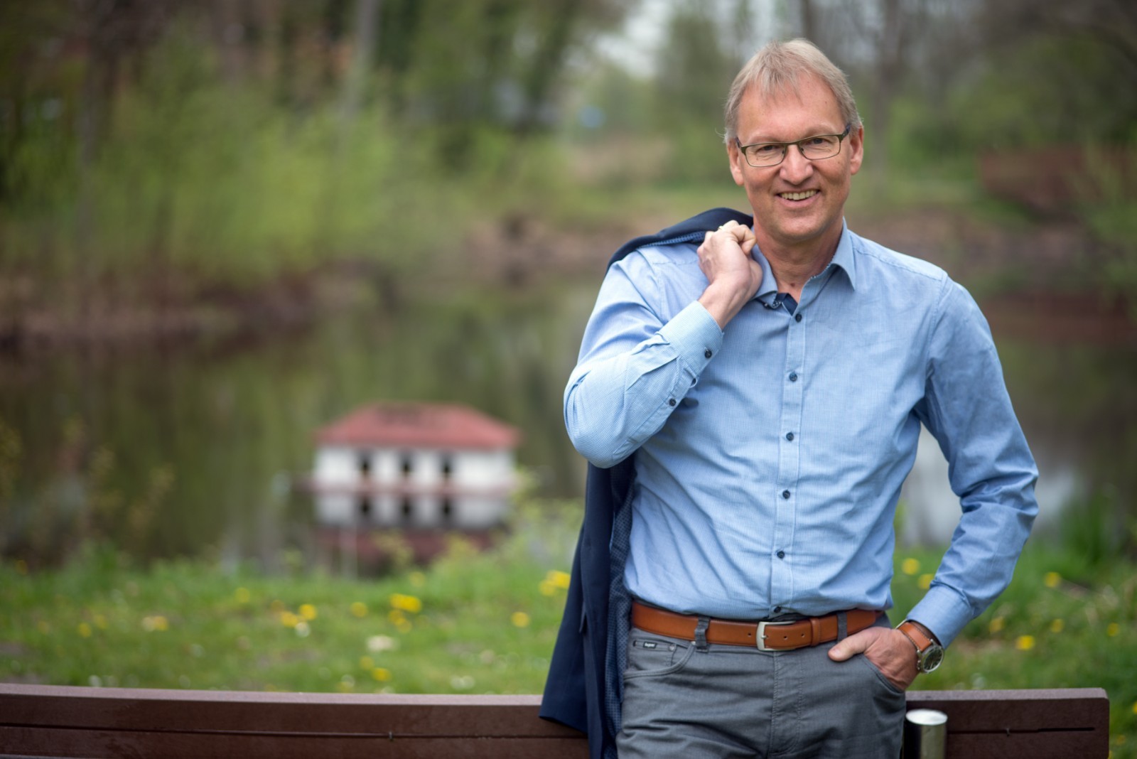B&uuml;rgermeister Guido Heinisch steht im blauen Hemd an einer Parkbank