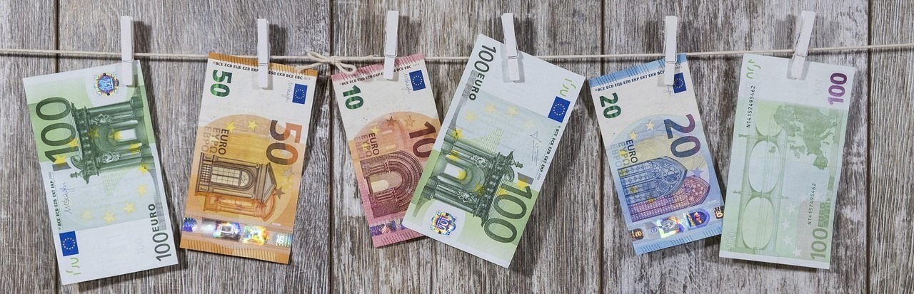Euroscheine hängen an einer Leine