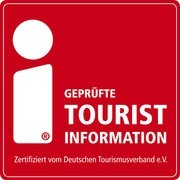 Rotes Schild des Tourismusverbandes mit weißer Schrift Geprüfte Tourist-Information