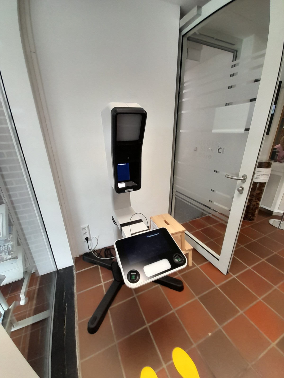 Neuer Fotoautomat im Eingangsbereich des Rathauses