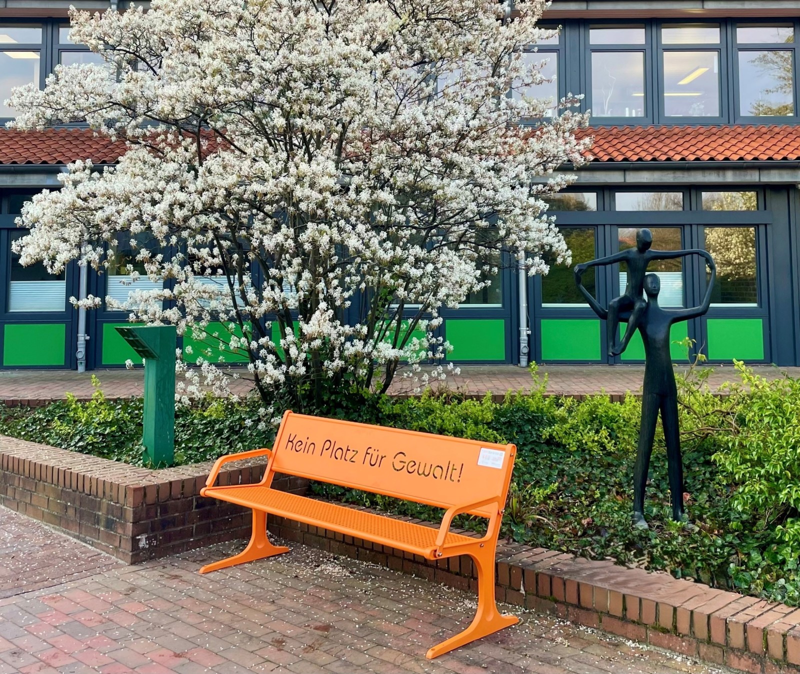 Orange Bank mit dem Schriftzug Kein Platz f&uuml;r Gewalt und einem Hinweisschild steht vor dem Kreishaus