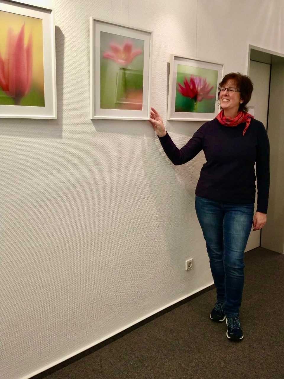 Birte Wallecki vor ihrer Ausstellung