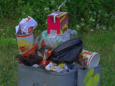 Überfüllter Mülleimer